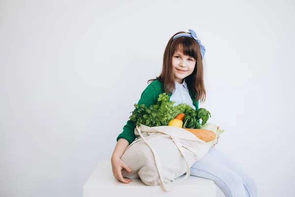 Маленька Дівчинка Тримає Текстильну Продуктову Сумку Овочами Концепція Нульових Відходів Ліцензійні Стокові Фото
