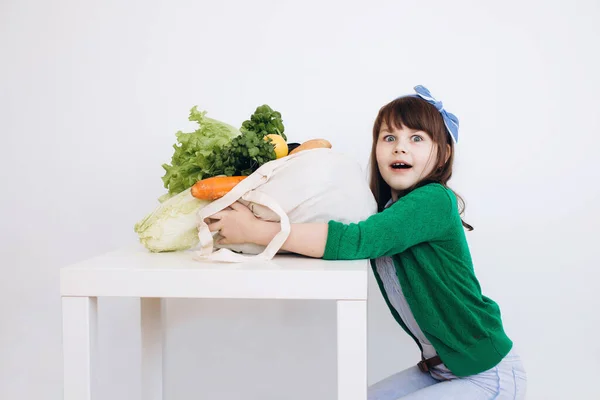 Маленька Дівчинка Тримає Текстильну Продуктову Сумку Овочами Концепція Нульових Відходів Стокова Картинка