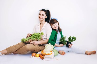 İki kızın market alışverişinden sonra bir torba taze sebze ve sebze açıyorum. Sağlıklı yeme kavramı.