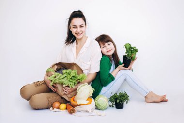 İki kızın market alışverişinden sonra bir torba taze sebze ve sebze açıyorum. Sağlıklı yeme kavramı.