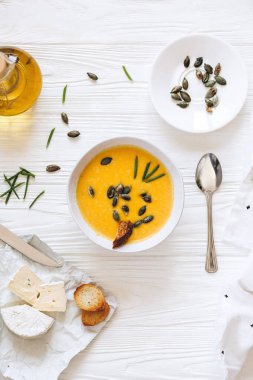 Çekirdekli kabak çorbası, peynir ve kızarmış ekmek.