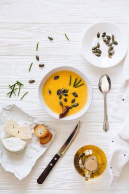 Çekirdekli kabak çorbası, peynir ve kızarmış ekmek.