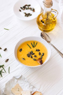 Çekirdekli kabak çorbası, peynir ve kızarmış ekmek.