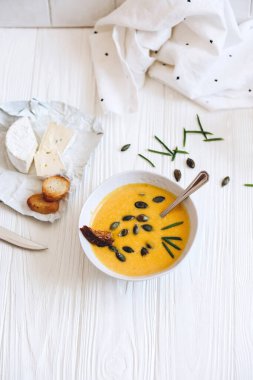 Kabak çorbası, kızarmış ekmek ve zeytinyağı ve peynir ile servis edilen tohumlar.