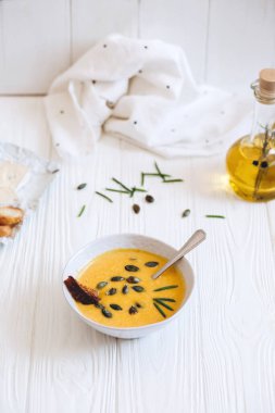 Kabak çorbası, kızarmış ekmek ve zeytinyağı ve peynir ile servis edilen tohumlar.