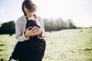 Sahada eğlenen bir çift, kadın eli tutan bir adam..