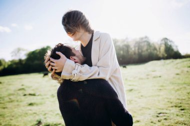 Sahada eğlenen bir çift, kadın eli tutan bir adam..