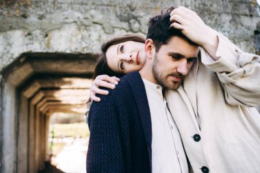 Terk edilmiş tünel geçmişinde poz veren iki genç sapık.