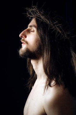 Kara arka planda dikenli taç takmış Hz. İsa