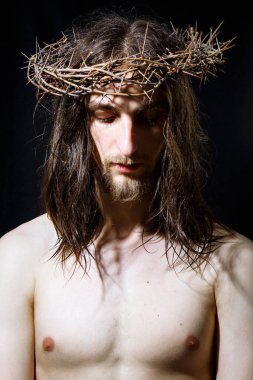 Kara arka planda dikenli taç takmış Hz. İsa
