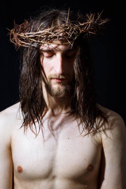 Kara arka planda dikenli taç takmış Hz. İsa