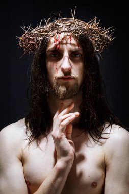 İsa Mesih 'in dikenli tacı, alnında kan - siyah arka planda jestler