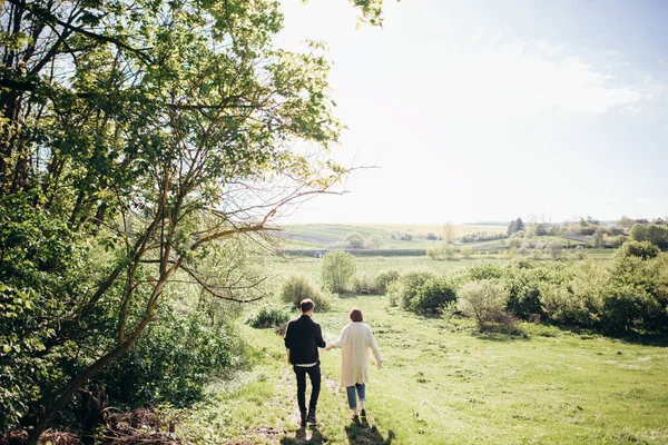 Schönes Paar Verbringt Viel Zeit Grünen Frühlingswald — Stockfoto