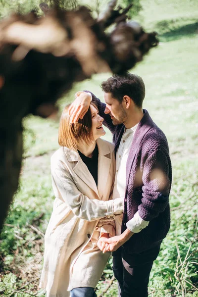 Yeşil bahar ormanlarında harika vakit geçiren sevimli bir çift.