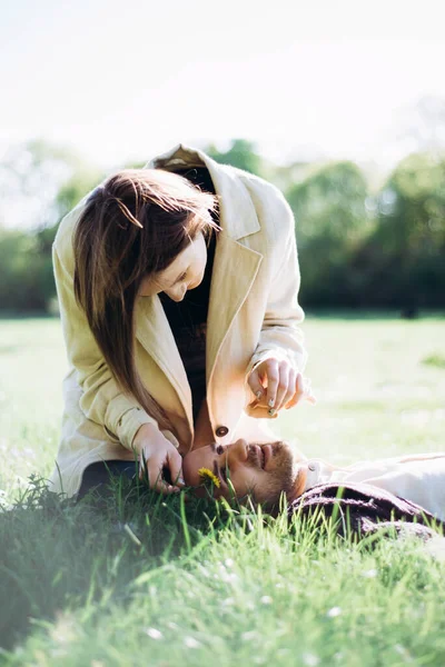 Hombre Joven Tendido Campo Verde Mujer Tocando Cara Concepto Amor —  Fotos de Stock