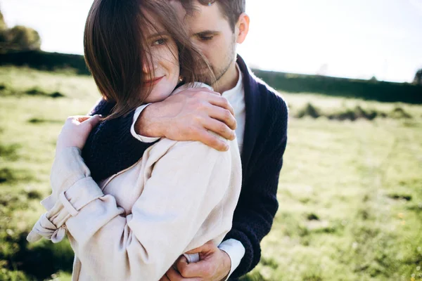 Primer Plano Pareja Abrazándose Sobre Fondo Campo Borroso — Foto de Stock