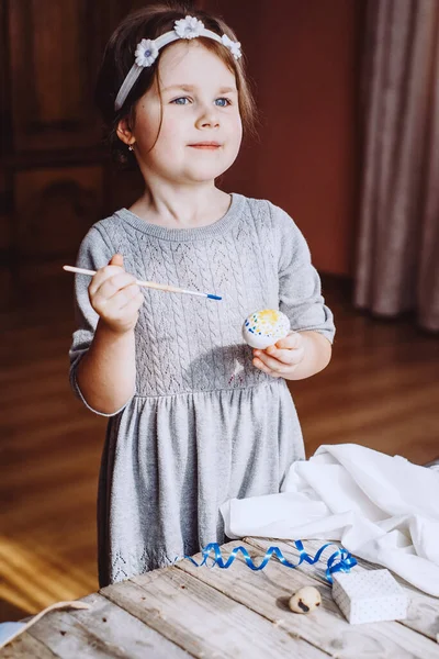 Feliz Páscoa Menina Bonito Preparando Para Férias Páscoa Pintura Ovos — Fotografia de Stock