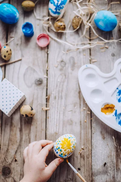 Frohe Ostern Nahaufnahme Des Bemalens Von Eiern Mit Blauen Und — Stockfoto