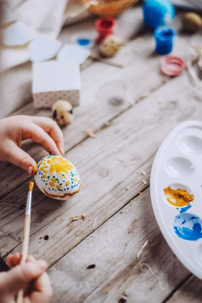 Feliz Pascua Proceso Primer Plano Pintar Huevos Con Colores Azul —  Fotos de Stock