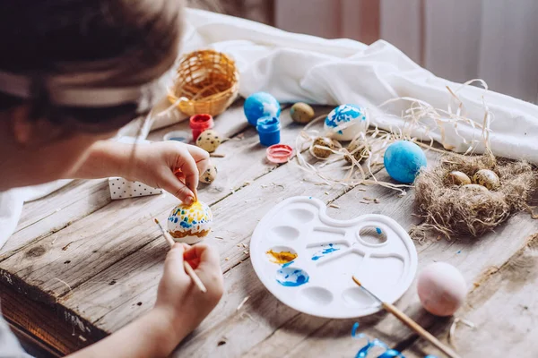 Feliz Páscoa Menina Bonito Preparando Para Férias Páscoa Pintura Ovos — Fotografia de Stock