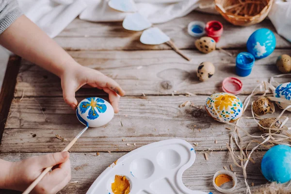 Frohe Osterfeiertage Nettes Kleines Mädchen Bemalt Eier Auf Schäbigem Holztisch — Stockfoto