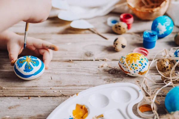 Frohe Osterfeiertage Nettes Kleines Mädchen Bemalt Eier Auf Schäbigem Holztisch — Stockfoto
