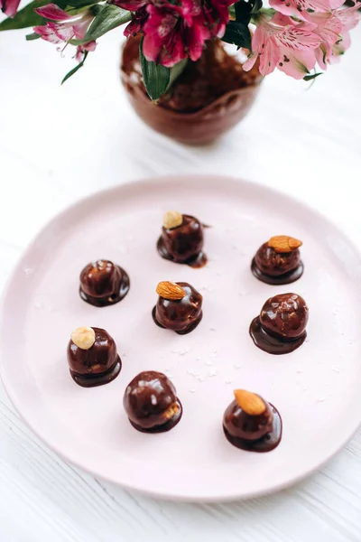 Dulces Chocolate Caseros Con Nueces Plato Puesta Plana — Foto de Stock