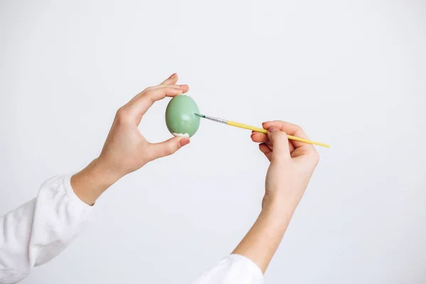 Conceito Arte Artesanato Com Mãos Femininas Pintando Ovos Verdes Isolados — Fotografia de Stock