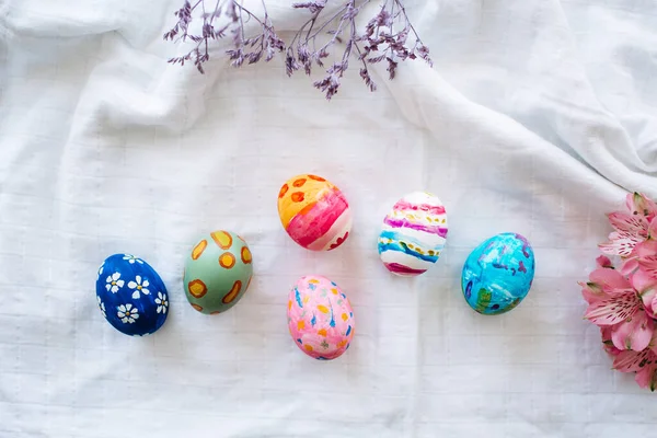 Frohe Ostern Flach Lag Mit Ostereiern Verschiedenen Farben Auf Einem — Stockfoto
