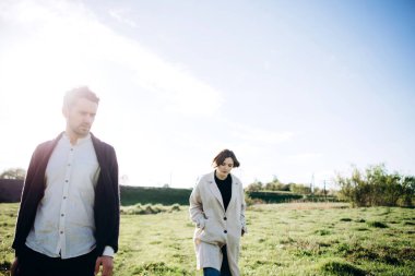 Baharda gün batımında tarlada yürüyen bir çift.. 