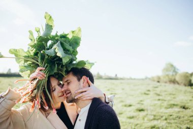 Çiftler sahada yürürken eğleniyorlar..