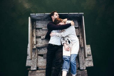 Genç ve sevgi dolu bir çift sarılıp duvarda yatıyor.. 