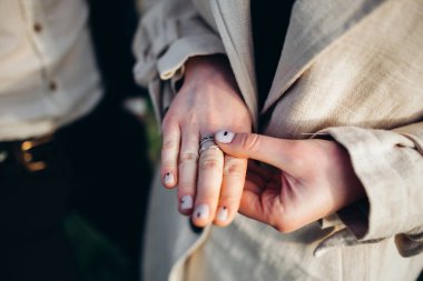 Yüzük takan kadın.