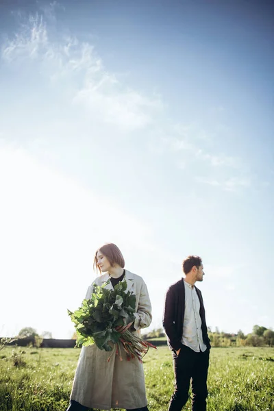 Casal Desfrutando Tempo Juntos Andando Campo — Fotografia de Stock