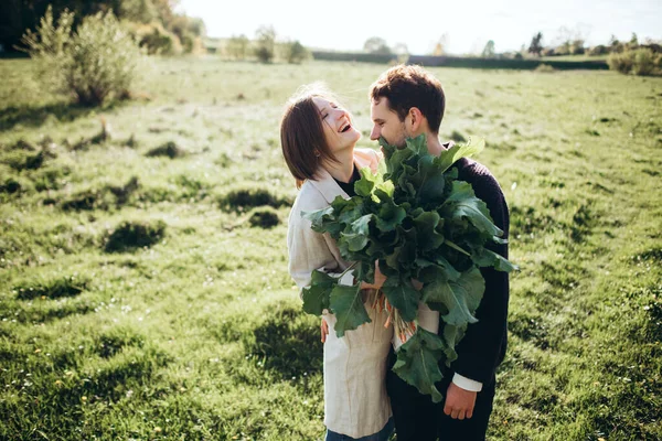 Casal Hipster Andando Campo Primavera Pôr Sol Mulher Segurando Buquê — Fotografia de Stock