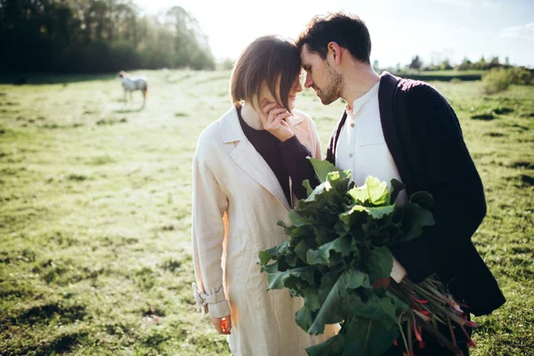 Casal Hipster Andando Campo Primavera Pôr Sol Mulher Segurando Buquê — Fotografia de Stock