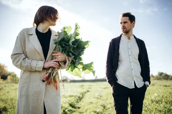 Pareja Tierna Caminando Campo Foto Con Destello Lente — Foto de Stock