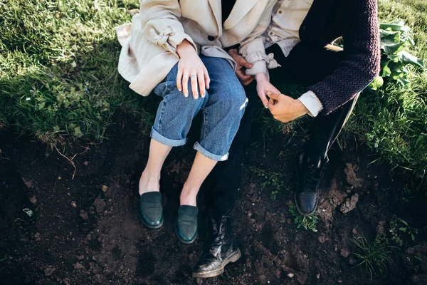 Casal Descansando Sentado Campo Primavera Pôr Sol — Fotografia de Stock