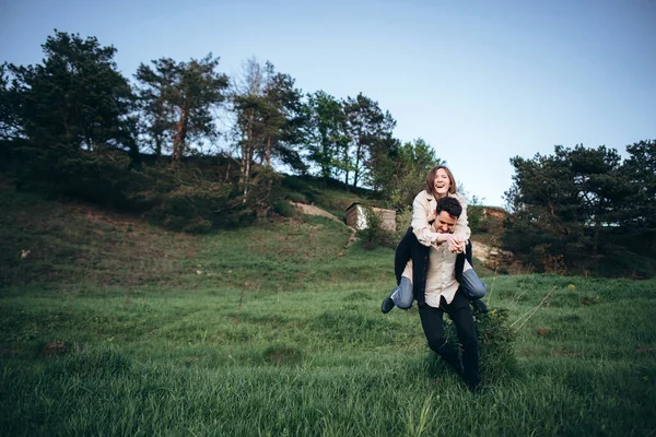 Divertida Pareja Hipster Amor Corriendo Sobre Hierba Atardecer — Foto de Stock