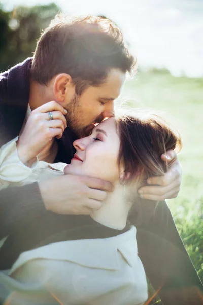 Amante Casal Hipster Beijando Abraçando Deitado Grama Primavera Pôr Sol — Fotografia de Stock
