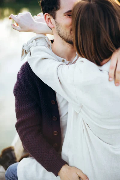 Joven Pareja Hipster Amante Descansando Muelle Junto Río Hombre Mujer —  Fotos de Stock