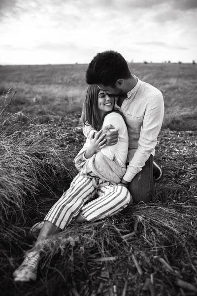 Adorável Casal Abraçando Beijando Sorrindo Contra Céu Sentado Grama — Fotografia de Stock