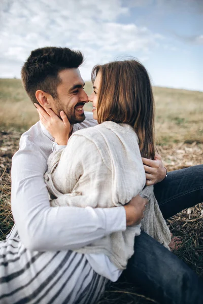 Preciosa Pareja Abrazándose Besándose Sonriendo Contra Cielo Sentado Hierba Retrato — Foto de Stock