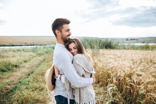 Feliz Casal Apaixonado Abraçando Beijando Sorrindo Contra Céu Campo Chapéu — Fotografia de Stock