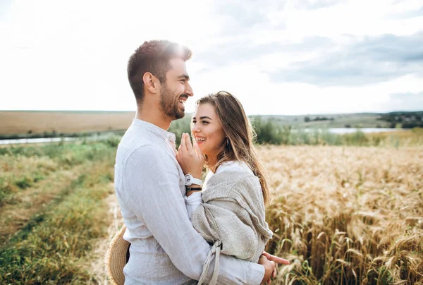 Feliz Casal Apaixonado Abraçando Beijando Sorrindo Contra Céu Campo Chapéu — Fotografia de Stock