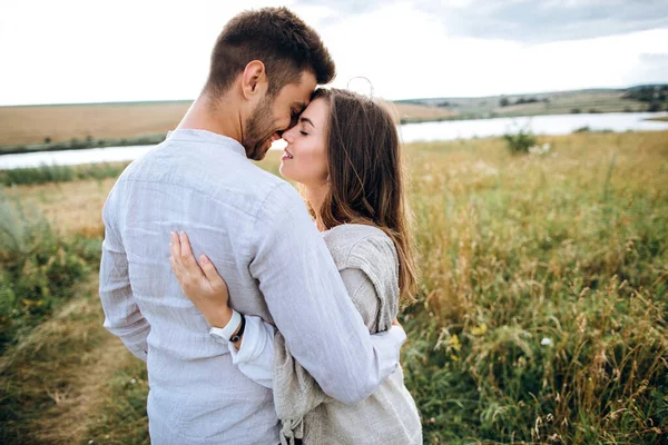 Happy Couple Love Hugging Kissing Smiling Sky Field Hat Girl — Stock Photo, Image