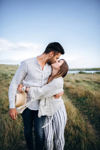 Pareja Feliz Enamorada Abrazando Besando Sonriendo Contra Cielo Campo Sombrero —  Fotos de Stock