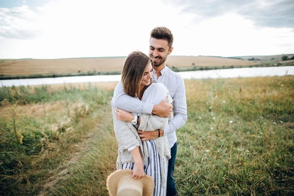 Feliz Casal Apaixonado Abraçando Beijando Sorrindo Contra Céu Campo Chapéu — Fotografia de Stock