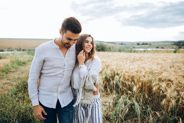 Pareja Feliz Enamorada Abrazando Besando Sonriendo Contra Cielo Campo Sombrero — Foto de Stock