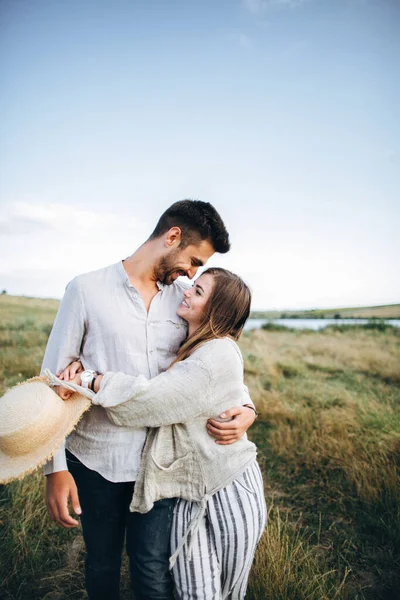 Pareja Feliz Enamorada Abrazando Besando Sonriendo Contra Cielo Campo Sombrero —  Fotos de Stock